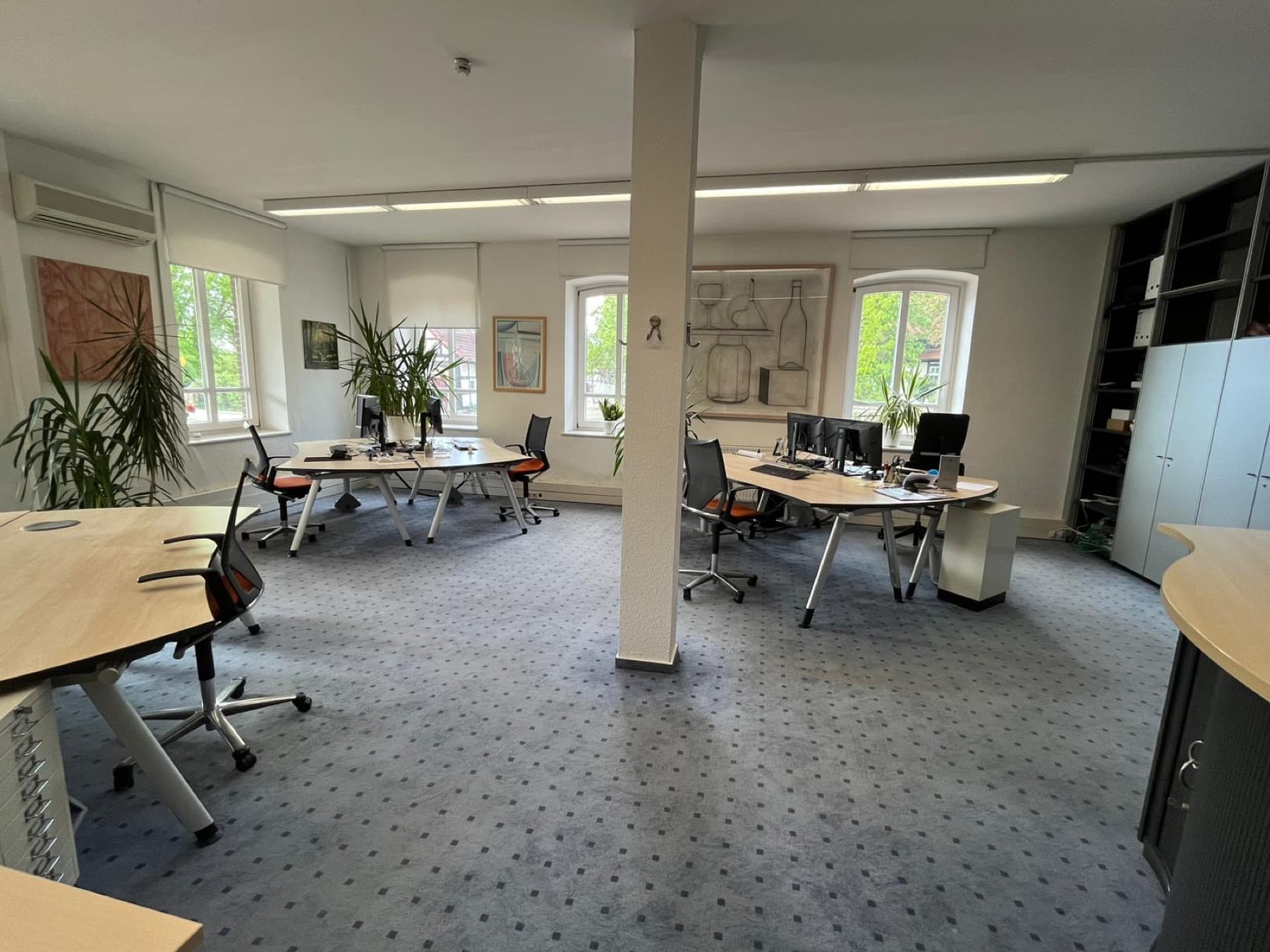Büro 1: offene Fläche mit Blick ins Grüne