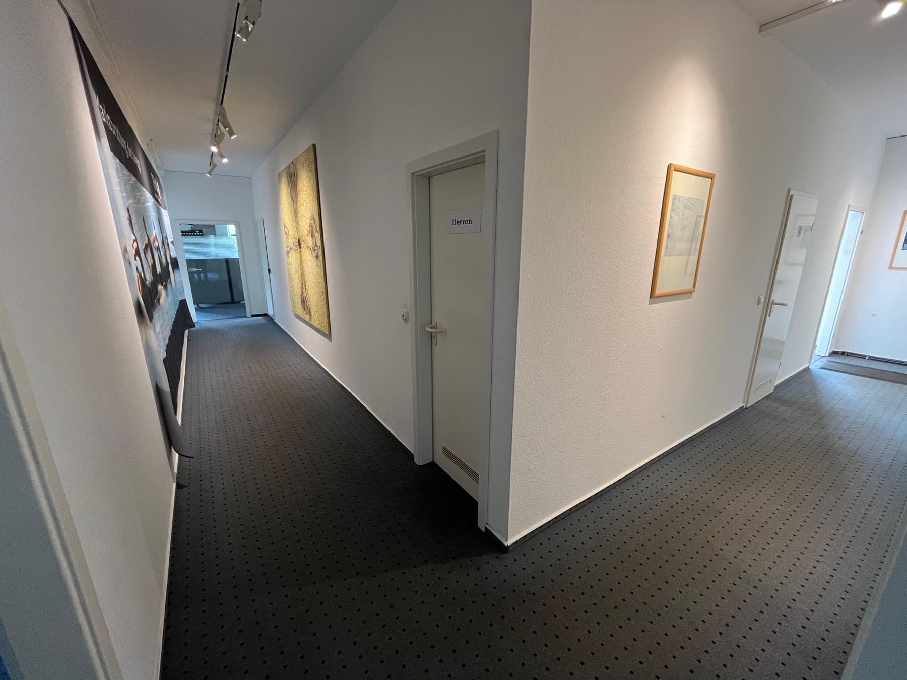 Flur mit WCs und Galeriebeleuchtung