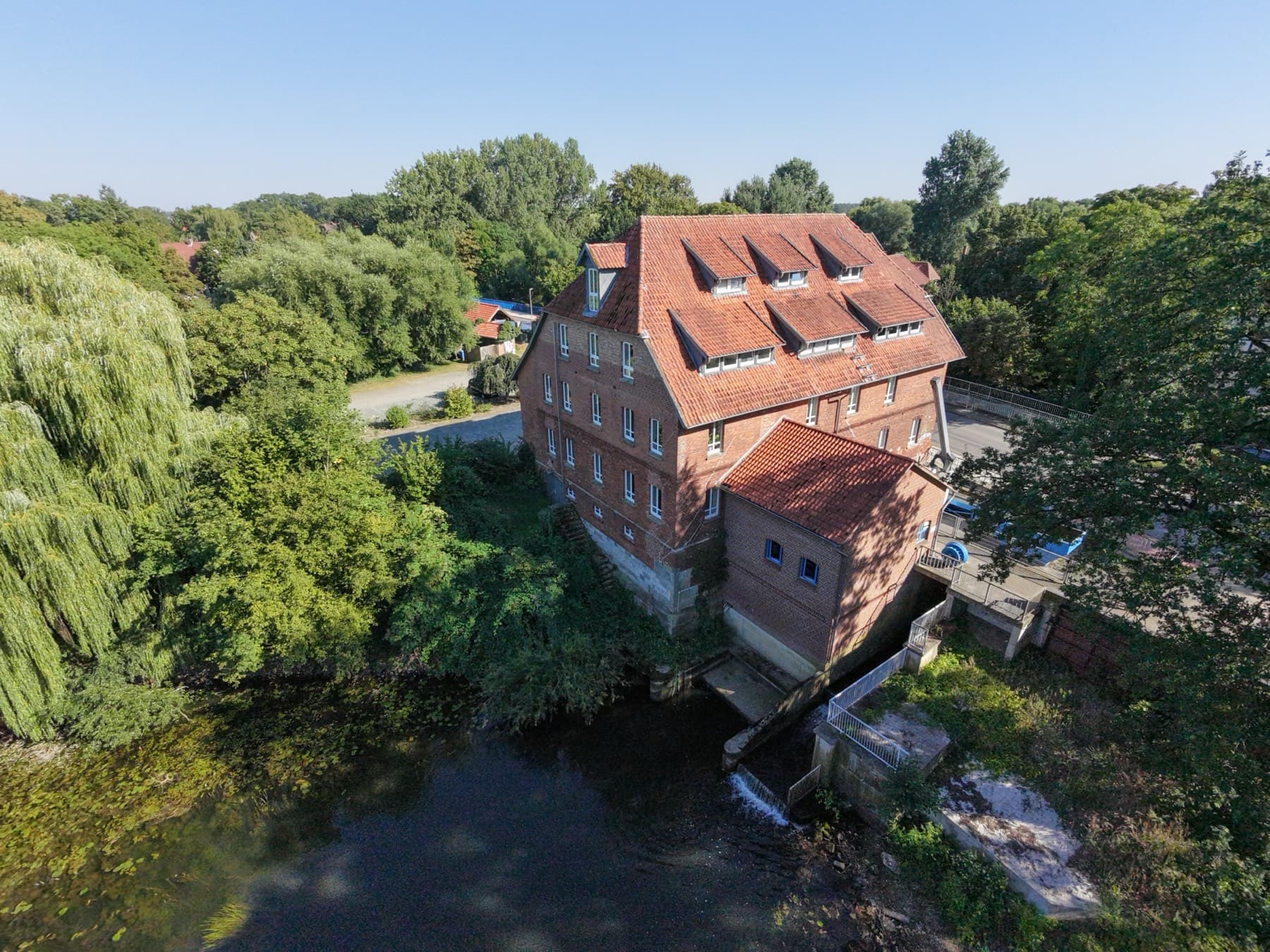 Die Okermühle von oben – direkt am Wehr der Oker